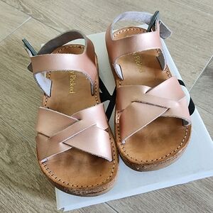 Freshly picked size 8 saybrook sandal in rose gold